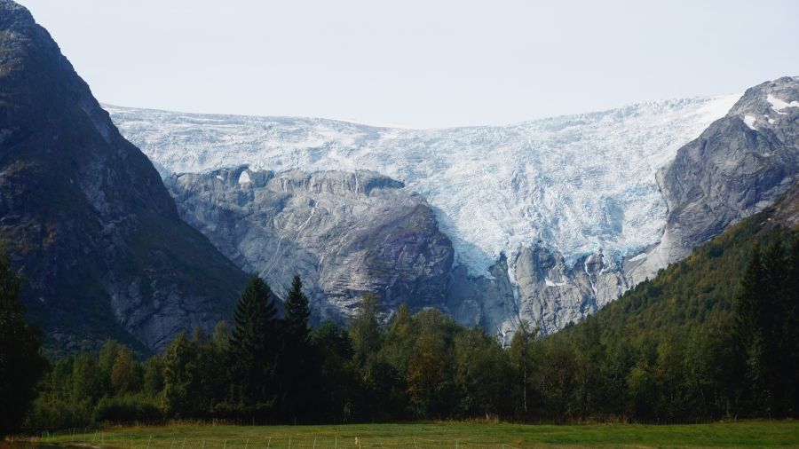 Monumental glacier