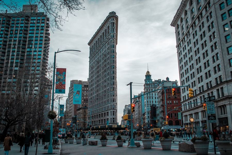 A Flatiron Building alakjával tűnik ki az épületek közül