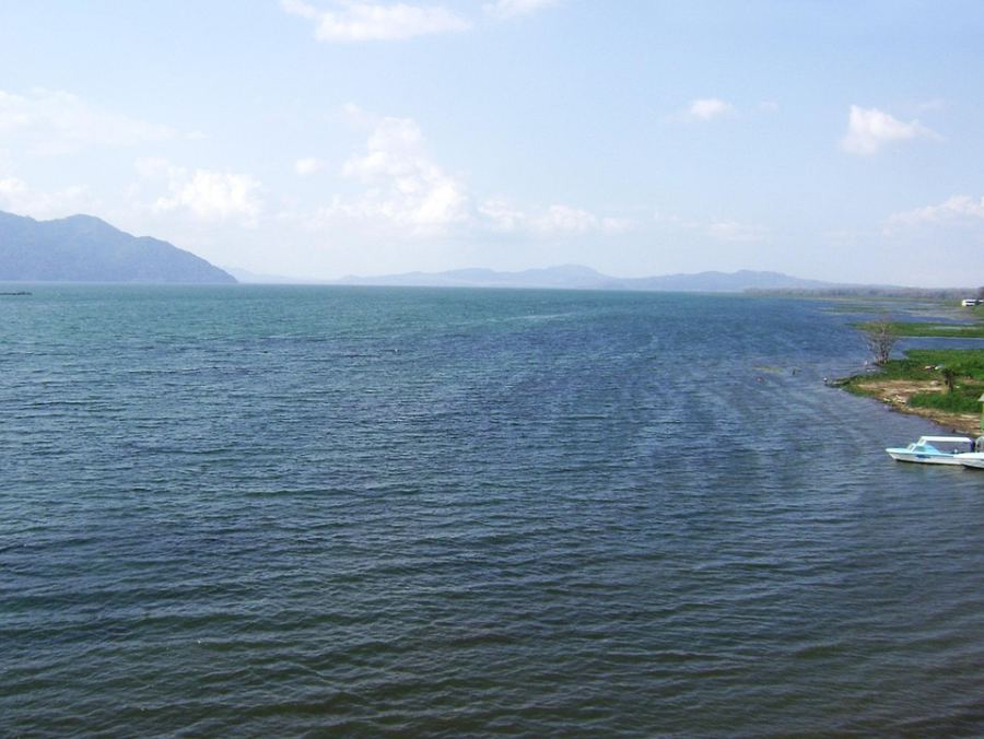 Largest lake in Honduras