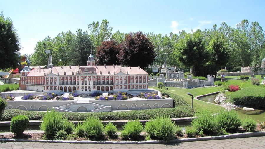 There are many miniature replicas of famous buildings on display