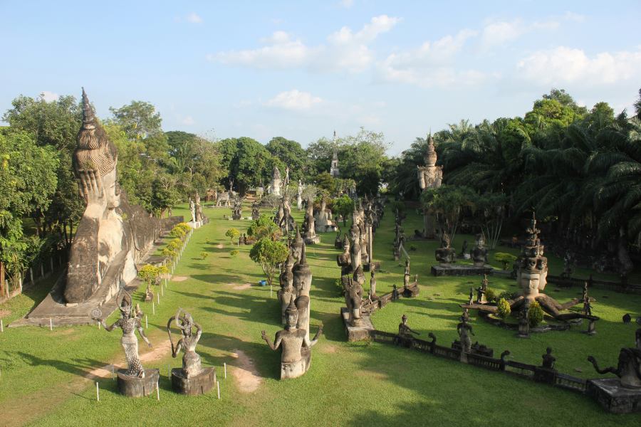 There are countless Buddha statues here